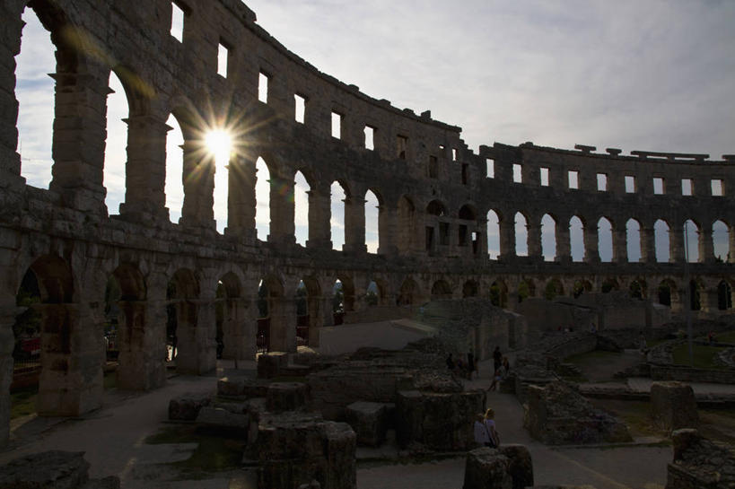 无人,横图,室外,白天,正面,旅游,度假,名胜古迹,太阳,标志建筑,地标,建筑,欧洲,克罗地亚,阴影,遗迹,光线,影子,云,云朵,建筑群,背光,云彩,古迹,文物,娱乐,建设,古建筑,蓝色,白云,蓝天,天空,阳光,天,享受,休闲,旅游胜地,放松,晴朗,逆光,古文明,克罗地亚共和国,普拉,晴空,彩图,镜头光晕,透镜闪耀,眩光