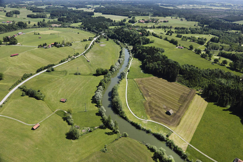 无人,农田,横图,俯视,航拍,室外,白天,旅游,度假,庄稼,农作物,河流,美景,森林,树林,水,植物,德国,欧洲,曲折,弯曲,河水,景观,水流,娱乐,树,树木,绿色,自然,享受,休闲,景色,放松,蜿蜒,生长,成长,西欧,鸟瞰,自然风光,德意志联邦共和国,巴伐利亚,巴伐利亚州,拜恩州,拜恩自由州,彩图,高角度拍摄,耕地,庄稼田,上巴伐利亚行政区