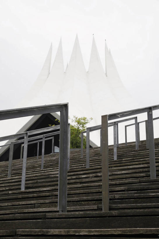 无人,音乐厅,栏杆,竖图,室外,白天,仰视,度假,美景,植物,楼梯,城市风光,城市,德国,欧洲,扶手,阶梯,景观,首都,娱乐,护栏,柏林,台阶,树,树木,绿色,自然,享受,休闲,景色,放松,生长,成长,西欧,德意志联邦共和国,柏林州,彩图,低角度拍摄,演奏厅