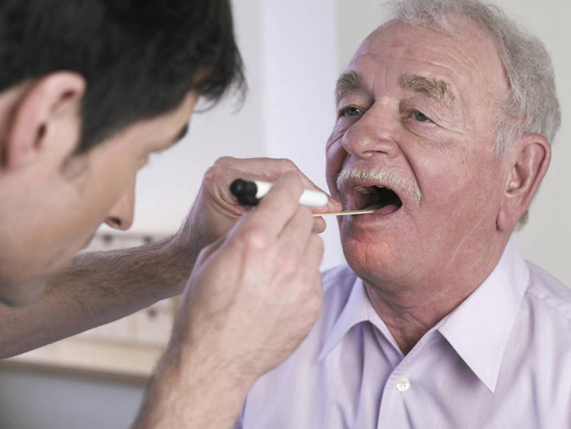 西方人,两个人,医生,病人,医院,坐,横图,室内,白天,正面,欧洲,欧洲人,握,服装,木制,拿,拿着,注视,衣服,白色,木制品,低头,观察,看,张嘴,医护人员,医疗人员,握着,服饰,观看,察看,衣着,白大褂,穿着,关注,病患,张大嘴巴,实验服,医疗机构,压舌板,衣饰,老年男性,男人,男性,中年男性,白种人,大夫,患者,就医者,张开嘴,坐着,半身,彩图,病院,诊所,实验衣