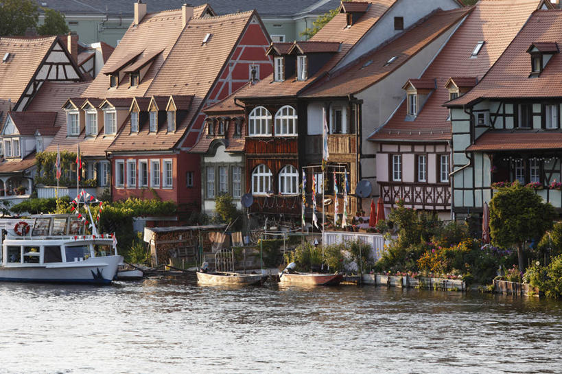 无人,家,横图,室外,白天,正面,度假,河流,美景,水,植物,城市风光,城市,轮船,船,德国,欧洲,阴影,光线,影子,房屋,屋子,河水,景观,水流,公寓,娱乐,洋房,楼房,住宅,树,树木,绿色,阳光,自然,交通工具,享受,休闲,景色,放松,生长,成长,西欧,载具,德意志联邦共和国,巴伐利亚,巴伐利亚州,拜恩州,拜恩自由州,班贝格,彩图,房子