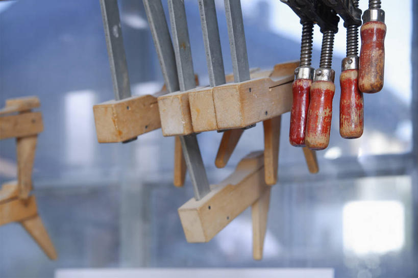 无人,横图,室内,特写,白天,正面,窗户,静物,许多,吊挂,连接,悬挂,阴影,组合,朦胧,模糊,反射,工具,影子,很多,挂,玻璃窗,链接,固定,五金,紧固,拼接,拼凑,拼合,凑集,聚合,撮合,链结,牢固,夹持,夹钳,彩图