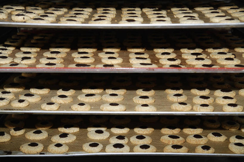 点心,无人,横图,室内,特写,白天,正面,一排,许多,整齐,木制,食品,曲奇,很多,架子,食物,排列,木制品,饼干,零食,队列,曲奇饼,曲奇饼干,彩图