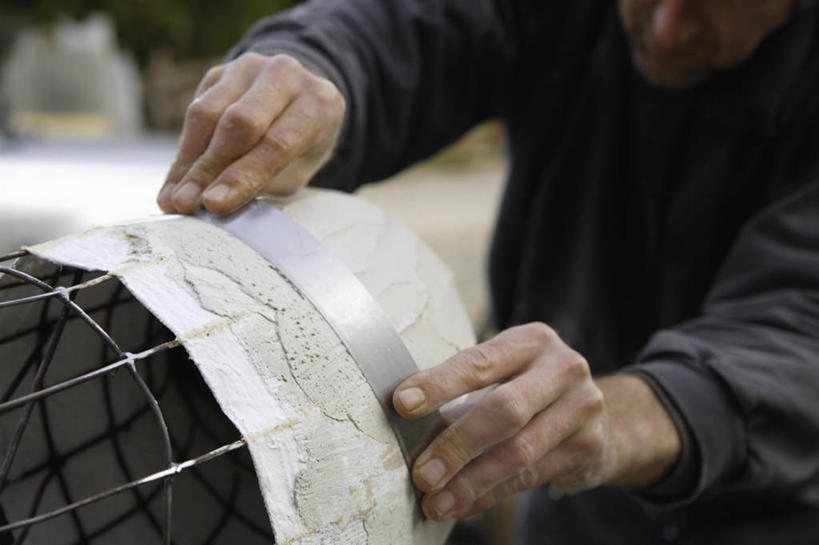 西方人,一个人,雕刻家,横图,室外,白天,正面,工作服,制服,金属制品,欧洲,欧洲人,仅一个男性,仅一个人,仅一个中年男性,不锈钢,朦胧,模糊,结构,金属,材料,构造,拿,拿着,低头,布局,工作制服,防锈,男人,男性,中年男性,白种人,雕塑家,半身,彩图,工作套服,不锈耐酸钢