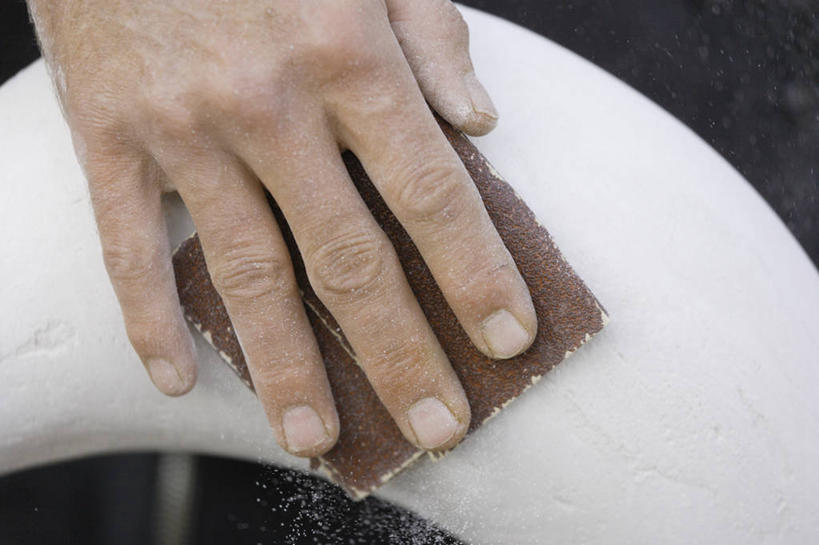 西方人,手,一个人,雕刻家,摸,横图,俯视,室外,特写,白天,雕塑,欧洲,欧洲人,仅一个男性,仅一个人,仅一个中年男性,抚摸,握,艺术,装饰,雕刻,雕像,拿,拿着,工艺品,手部,握着,纪念,单手,美术,打磨,石膏像,主题,陈列,功能,美学,砂纸,男人,男性,中年男性,白种人,雕塑家,触摸,接触,半身,彩图,高角度拍摄,砂皮