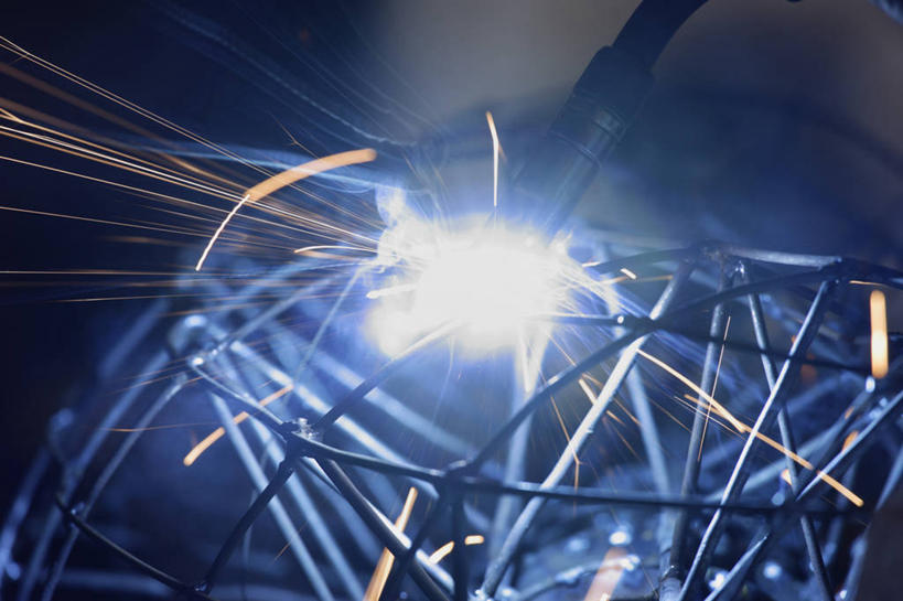 无人,横图,室内,特写,白天,正面,静物,金属制品,朦胧,模糊,环绕,缠绕,钢材,金属,火花,凌乱,铁丝,闪耀,庞大,焊接,复杂,混乱,闪烁,纠缠,闪动,闪灼,纷乱,缭乱,庞杂,繁杂,彩图,镜头光晕,透镜闪耀,眩光