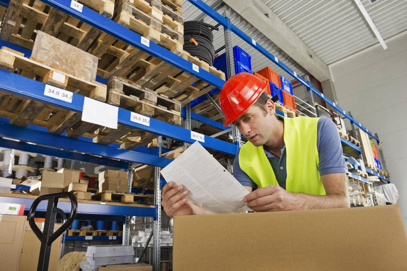 西方人,一个人,站,横图,室内,白天,仰视,工作服,制服,帽子,欧洲,欧洲人,仅一个男性,仅一个人,仅一个中年男性,撑,弯腰,包装,材料,档案,头盔,文件,纸,纸箱,拿,拿着,注视,货架,架子,车,工人,安全帽,容器,手稿,手推车,箱子,资料,低头,观察,看,站着,观看,证明,察看,便利,撑着,存放,关注,载具,文档,纸板箱,陈列架,货仓,包装箱,快捷,弯身,方便,工作制服,寄存,寄放,暂存,男人,男性,中年男性,白种人,员工,站立,半身,彩图,低角度拍摄,工作套服,安全服,反光背心,反光服,反光衣,匠人,劳动者,体力工,堆栈