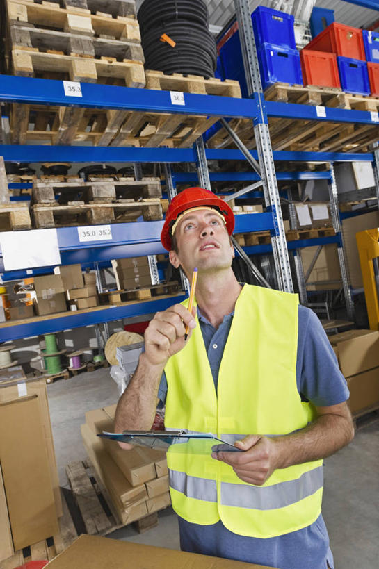 西方人,一个人,站,竖图,室内,白天,正面,工作服,制服,帽子,欧洲,欧洲人,仅一个男性,仅一个人,仅一个中年男性,撑,握,包装,笔,头盔,纸箱,办公用品,拿,拿着,托腮,注视,货架,水笔,架子,文具,工人,安全帽,容器,学习用品,箱子,观察,看,托,站着,握着,观看,文具用品,察看,关注,托下巴,纸板箱,记录板,陈列架,货仓,记事板,包装箱,工作制服,单手托腮,男人,男性,中年男性,白种人,员工,抬头,仰头,站立,半身,彩图,工作套服,安全服,反光背心,反光服,反光衣,匠人,劳动者,体力工,堆栈