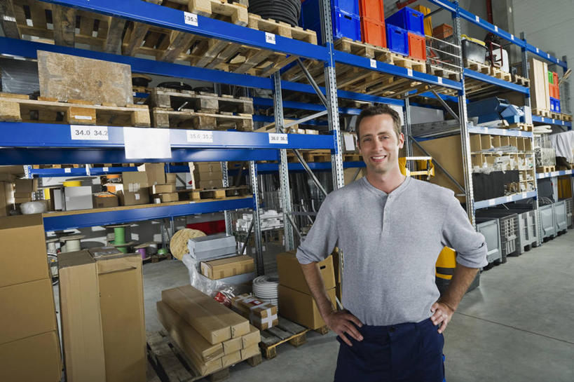 西方人,一个人,站,笑,微笑,露齿笑,横图,室内,白天,仰视,工作服,制服,欧洲,欧洲人,仅一个男性,仅一个人,仅一个中年男性,包装,纸箱,塑料,注视,手叉腰,货架,架子,盒子,工人,容器,塑料制品,箱子,叉腰,观察,看,站着,观看,储藏,察看,双手叉腰,储存,关注,纸板箱,陈列架,货仓,包装箱,工作制服,男人,男性,中年男性,白种人,员工,站立,半身,彩图,低角度拍摄,工作套服,匠人,劳动者,体力工,贮存,堆栈