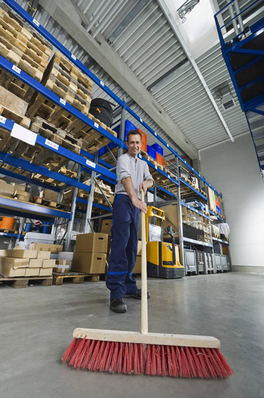 西方人,一个人,站,笑,微笑,露齿笑,竖图,室内,白天,仰视,工作服,制服,天花板,欧洲,欧洲人,仅一个男性,仅一个人,仅一个中年男性,一把,握,包装,瓷砖,地砖,工具,扫帚,纸箱,地面,拿,拿着,注视,货架,架子,工人,容器,箱子,观察,看,清洁,站着,握着,观看,扫把,察看,卫生,关注,纸板箱,保洁,陈列架,货仓,包装箱,笤帚,工作制服,男人,男性,中年男性,白种人,员工,站立,彩图,低角度拍摄,全身,工作套服,匠人,劳动者,体力工,堆栈