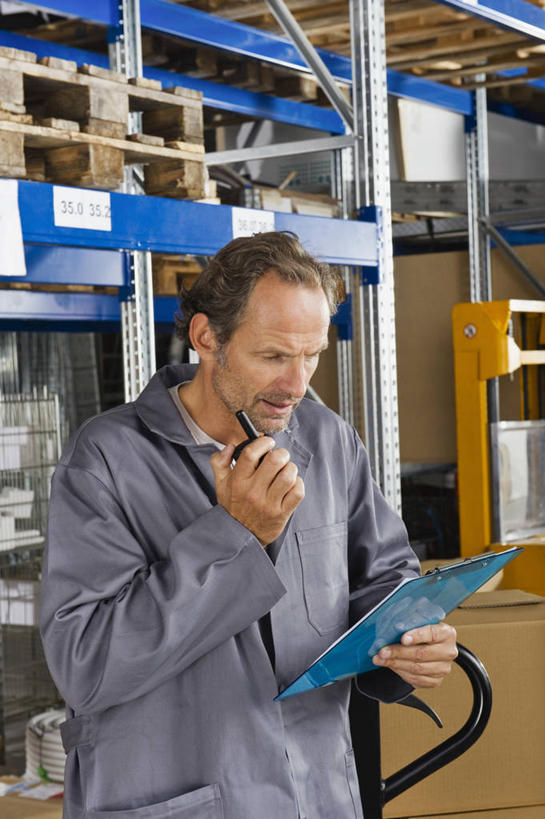 西方人,一个人,站,竖图,室内,白天,正面,工作服,制服,欧洲,欧洲人,仅一个男性,仅一个人,仅一个中年男性,握,笔,办公用品,拿,拿着,注视,货架,水笔,架子,文具,工人,学习用品,低头,观察,看,站着,握着,观看,文具用品,察看,关注,记录板,陈列架,货仓,记事板,工作制服,男人,男性,中年男性,白种人,员工,站立,半身,彩图,工作套服,匠人,劳动者,体力工,堆栈