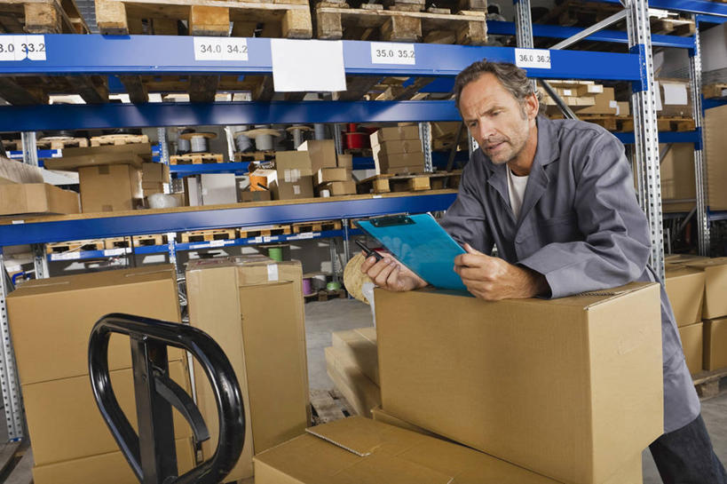 西方人,一个人,站,横图,室内,白天,正面,工作服,制服,欧洲,欧洲人,仅一个男性,仅一个人,仅一个中年男性,握,包装,笔,纸箱,办公用品,拿,拿着,注视,货架,水笔,架子,文具,工人,容器,学习用品,箱子,观察,看,靠,靠着,倚靠,站着,握着,观看,文具用品,察看,倚着,关注,纸板箱,记录板,陈列架,货仓,记事板,包装箱,工作制服,男人,男性,中年男性,白种人,员工,站立,半身,彩图,工作套服,匠人,劳动者,体力工,堆栈