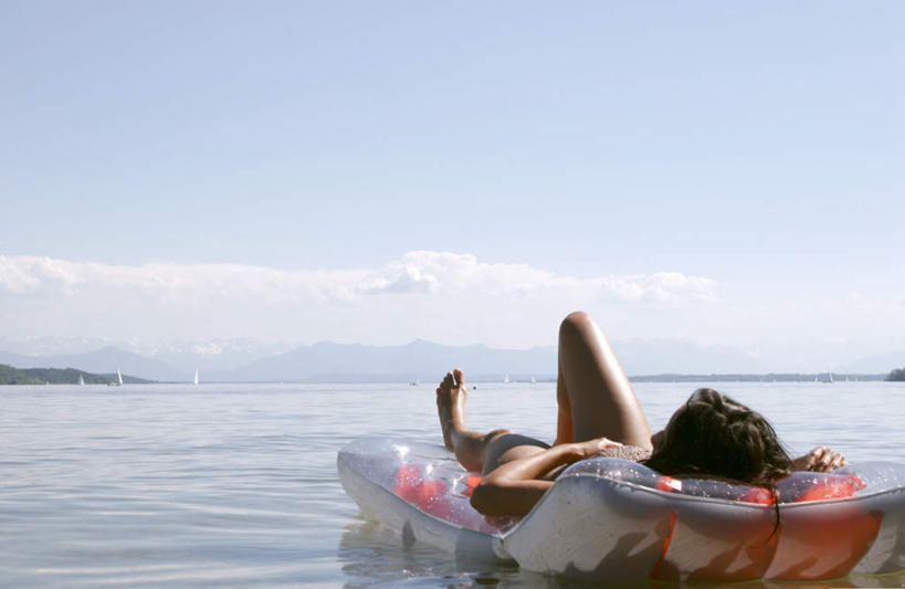 西方人,一个人,躺,横图,室外,白天,正面,旅游,度假,海浪,海洋,欧洲,欧洲人,仅一个年轻女性,仅一个女性,仅一个人,服装,浪花,云,云朵,云彩,娱乐,衣服,蓝色,白云,蓝天,天空,海水,天,享受,休闲,放松,服饰,晴朗,衣着,穿着,户外运动,充气垫,海景,衣饰,卧着,年轻女性,女人,女性,白种人,大海,风浪,海,海水的波动,近岸浪,涌浪,晴空,躺着,卧,彩图,全身