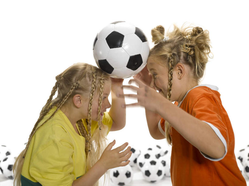 西方人,儿童,两个人,伙伴,朋友,笑,微笑,露齿笑,横图,室内,白天,白色背景,侧面,友谊,纯洁,足球,欧洲,欧洲人,服装,足球装备,运动器械,顶球,相视,球,小孩,衣服,黄色,球体,面对面,橙色,健身器械,可爱,童年,童趣,摄影,服饰,影棚,对视,互视,衣着,穿着,相对,健身器材,童真,烂漫,无邪,相看,蹴鞠,衣饰,天真,友情,足球运动,女孩,女人,女性,白种人,半身,彩图,影棚拍摄,拍摄,运动器材,女生