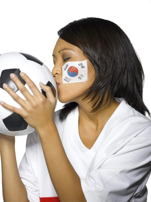 西方人,一个人,站,闭眼,捧,竖图,室内,白天,白色背景,正面,足球,欧洲,欧洲人,仅一个年轻女性,仅一个女性,仅一个人,服装,艺术,彩绘,足球装备,文化,运动器械,球迷,衣服,白色,站着,健身器械,摄影,服饰,影棚,衣着,穿着,健身器材,人体彩绘,美观,蹴鞠,衣饰,纹身彩绘,足球运动,年轻女性,女人,女性,白种人,闭眼睛,闭着眼,闭着眼睛,端,端着,捧着,亲吻,手捧,站立,半身,彩图,影棚拍摄,拍摄,运动器材