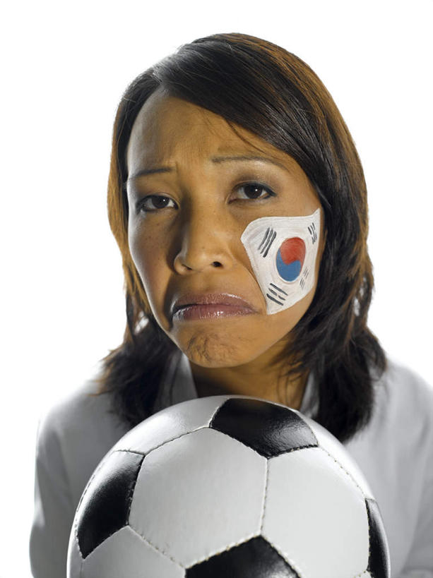 西方人,脸,头,脸颊,一个人,站,竖图,室内,特写,白天,白色背景,正面,失败,足球,欧洲,欧洲人,仅一个年轻女性,仅一个女性,仅一个人,服装,沮丧,艺术,彩绘,足球装备,注视,文化,运动器械,球迷,肩膀,衣服,白色,观察,看,站着,难受,健身器械,无奈,摄影,服饰,影棚,观看,失望,悲伤,察看,伤心,难过,衣着,穿着,关注,失落,健身器材,人体彩绘,颓废,挫败,受挫,落败,落空,错过,失足,失意,失策,失算,颓丧,衰颓,悲哀,懊丧,颓靡,气馁,丧气,美观,蹴鞠,衣饰,纹身彩绘,败北,挫折,失利,足球运动,年轻女性,女人,女性,白种人,头部,脸部,脸蛋,面部,站立,半身,彩图,影棚拍摄,拍摄,运动器材