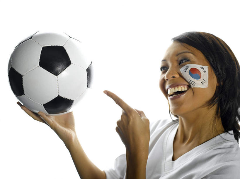 西方人,一个人,站,捧,笑,微笑,露齿笑,横图,室内,白天,白色背景,正面,足球,欧洲,欧洲人,仅一个年轻女性,仅一个女性,仅一个人,服装,艺术,彩绘,足球装备,注视,文化,运动器械,球迷,衣服,白色,观察,看,手势,站着,健身器械,摄影,服饰,影棚,观看,察看,衣着,穿着,关注,健身器材,人体彩绘,美观,蹴鞠,衣饰,纹身彩绘,足球运动,年轻女性,女人,女性,白种人,端,端着,捧着,手捧,站立,半身,彩图,影棚拍摄,拍摄,运动器材