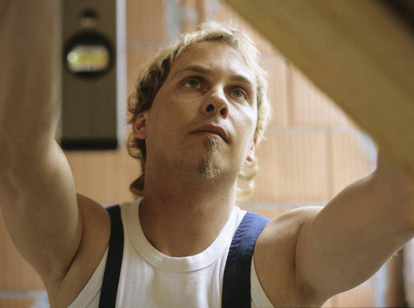 西方人,胡须,一个人,站,横图,室内,白天,正面,装修,欧洲,欧洲人,仅一个男性,仅一个人,服装,朦胧,模糊,注视,仅一个年轻男性,衣服,观察,看,站着,服饰,观看,察看,衣着,穿着,关注,衣饰,男人,男性,年轻男性,白种人,山羊胡,胡子,抬头,仰头,站立,半身,彩图