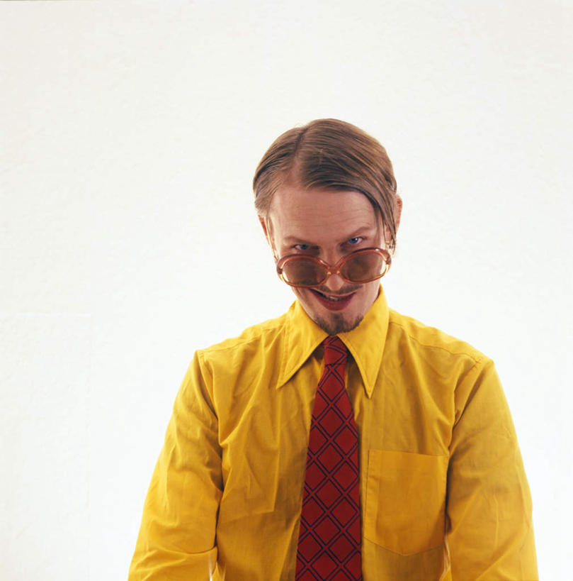 西方人,一个人,笑,微笑,露齿笑,竖图,室内,白天,白色背景,正面,衬衫,欧洲,欧洲人,仅一个男性,仅一个人,戴,服装,墨镜,眼镜,领带,注视,仅一个年轻男性,衣服,黄色,太阳镜,太阳眼镜,观察,看,鬼脸,遮阳镜,摄影,服饰,影棚,观看,察看,象征,衣着,庄重,穿着,关注,身份,正式,地位,衣饰,男人,男性,年轻男性,白种人,半身,彩图,影棚拍摄,衬衣,拍摄