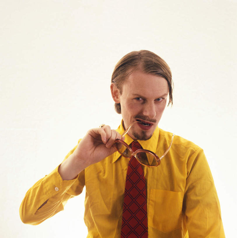 西方人,一个人,竖图,室内,白天,白色背景,正面,衬衫,欧洲,欧洲人,仅一个男性,仅一个人,咬,服装,墨镜,眼镜,领带,拿,拿着,注视,仅一个年轻男性,衣服,黄色,太阳镜,太阳眼镜,观察,看,鬼脸,遮阳镜,摄影,服饰,影棚,观看,咬着,察看,象征,衣着,庄重,穿着,关注,身份,正式,地位,衣饰,男人,男性,年轻男性,白种人,半身,彩图,影棚拍摄,衬衣,拍摄