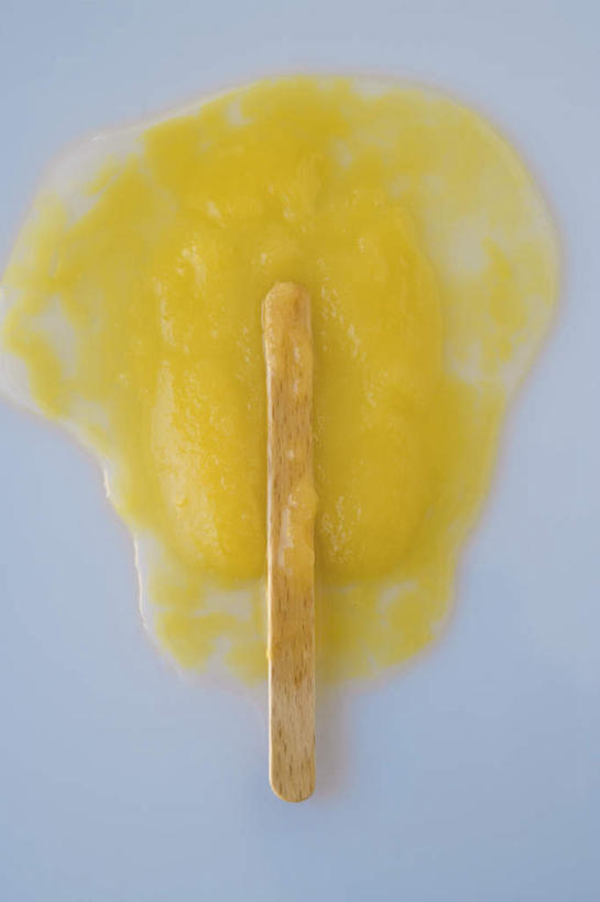 无人,竖图,俯视,室内,特写,白天,一根,蓝色背景,融化,清凉,棒冰,冰棍,黄色,冷饮,舒服,摄影,影棚,解暑,冰棒,解渴,舒爽,消暑,冰条,彩图,高角度拍摄,影棚拍摄,拍摄