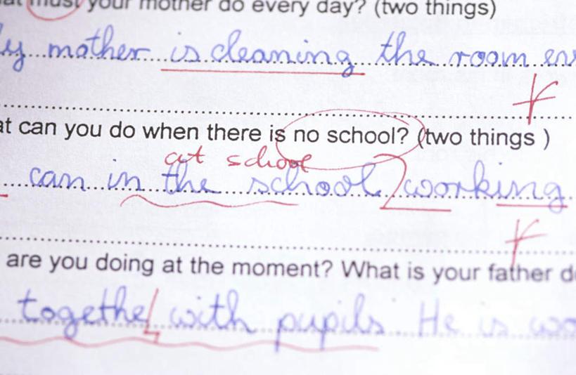 无人,横图,俯视,室内,特写,白天,静物,阴影,反射,英文,标志,文字,影子,纸,字符,字母,标识,英文字母,试卷,考试,测验,考卷,修改,考察,批改,修正,评比,彩图,高角度拍摄