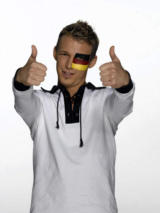 西方人,一个人,笑,微笑,露齿笑,竖图,室内,白天,白色背景,正面,智慧,旗帜,国旗,德国,欧洲,欧洲人,仅一个男性,仅一个人,突出,服装,注视,休闲装,称赞,表扬,仅一个年轻男性,衣服,观察,看,手势,休闲,休闲服,竖,摄影,服饰,影棚,观看,翘,高,察看,夸奖,优秀,西欧,关注,德意志联邦共和国,好,妙,顺利,出色,超群,杰出,卓越,奇妙,聪明,男人,男性,年轻男性,白种人,大拇指,旗,半身,彩图,影棚拍摄,拍摄