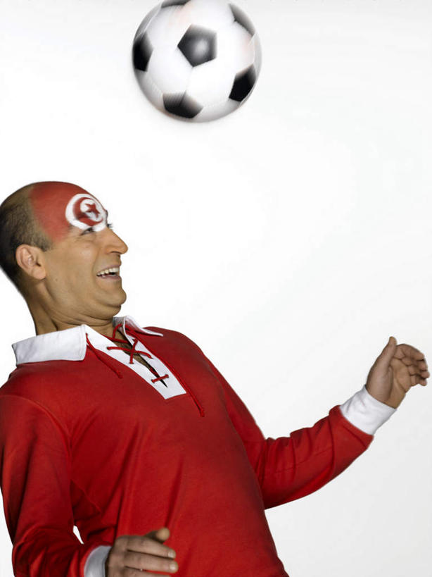 西方人,头,一个人,笑,微笑,露齿笑,竖图,室内,白天,白色背景,侧面,足球,旗帜,国旗,欧洲,非洲,突尼斯,欧洲人,仅一个男性,仅一个人,仅一个中年男性,踢,服装,足球装备,顶,注视,休闲装,运动器械,衣服,红色,观察,看,休闲,休闲服,健身器械,摄影,服饰,影棚,观看,察看,关注,健身器材,北非,蹴鞠,阿非利加洲,突尼斯共和国,足球运动,男人,男性,中年男性,白种人,头部,旗,半身,彩图,影棚拍摄,拍摄,运动器材