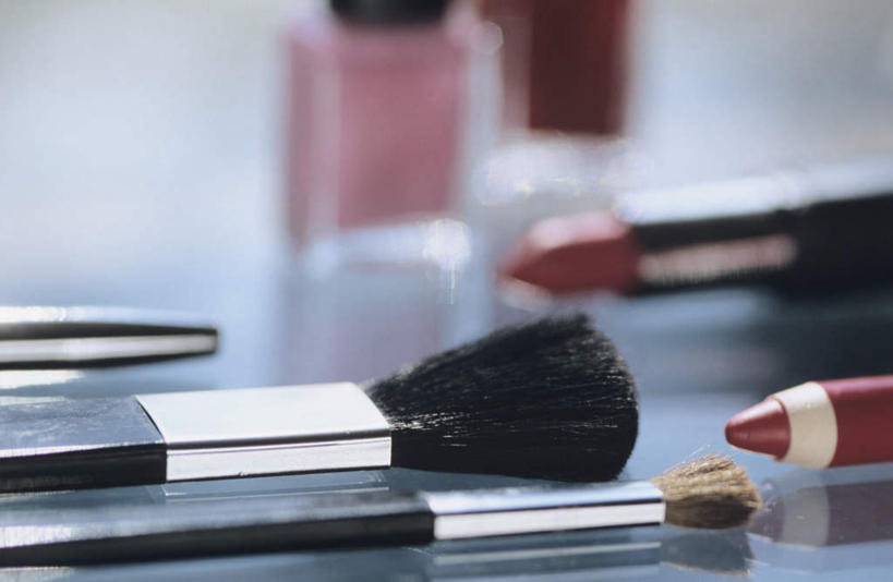 无人,横图,室内,特写,白天,白色背景,正面,化妆,美容,静物,护肤,阴影,朦胧,模糊,装饰,反射,笔,影子,指甲油,化妆刷,刷子,保养,享受,休闲,放松,保健,摄影,影棚,腮红刷,眼影刷,华丽,修饰,点缀,美容工具,养颜,彩妆刷,化妆工具,蜜粉刷,衬托,美观,雅致,雅观,唇线笔,彩图,影棚拍摄,拍摄