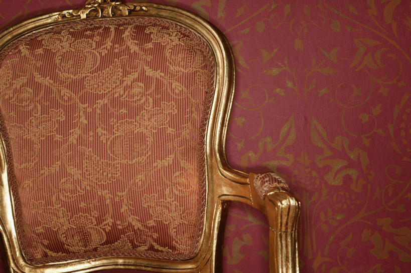 无人,横图,室内,特写,白天,正面,壁纸,沙发,静物,装饰,墙,褐色,墙壁,墙面,红色,华丽,修饰,点缀,布艺沙发,衬托,美观,雅致,雅观,墙纸,彩图