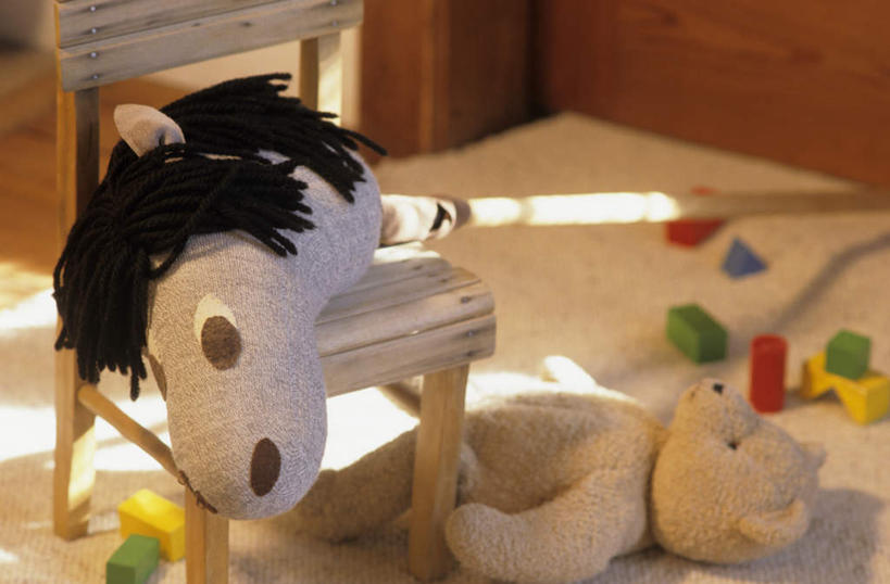 无人,横图,俯视,室内,特写,白天,游戏,马,熊,静物,玩具,一把,阴影,朦胧,模糊,反射,木制,板凳,玩偶,影子,凳子,泰迪熊,玩,娱乐,木制品,玩具熊,休闲,益智,毛绒玩具,安慰,发泄,消遣,宣泄,罗斯福熊,玩耍,嬉戏,彩图,高角度拍摄