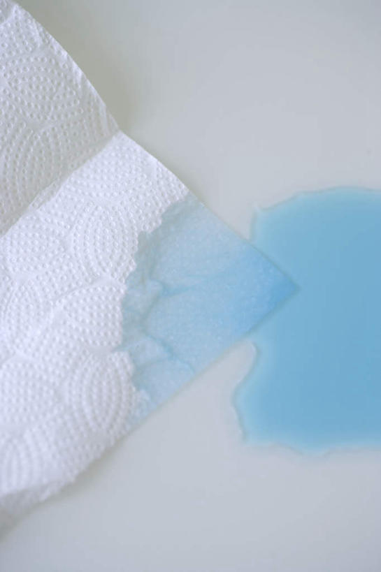 无人,竖图,俯视,室内,特写,白天,白色背景,生活用品,静物,一张,液体,纸,蓝色,纸巾,日用品,摄影,影棚,卫生纸,生活用纸,彩图,高角度拍摄,影棚拍摄,拍摄