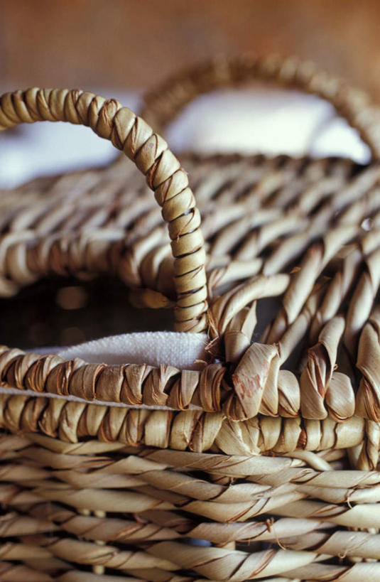 无人,交叉,竖图,室内,特写,白天,正面,竹子,静物,阴影,竹制,朦胧,模糊,编织,反射,篮子,影子,一个,竹篮,单个,竹条,交织,竹制品,穿插,彩图