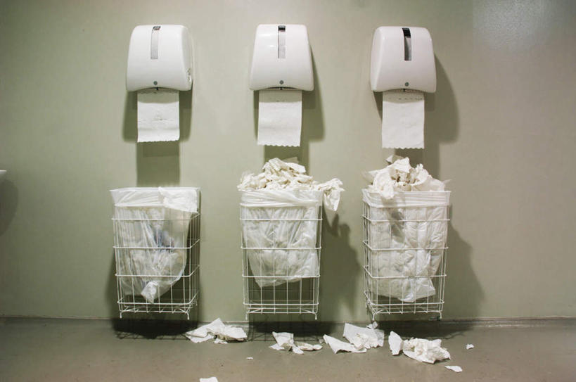 无人,横图,室内,白天,正面,生活用品,卫生间,洗手间,一排,阴影,环保,整齐,反射,影子,纸,墙,垃圾桶,凌乱,墙壁,墙面,排列,三个,容器,纸巾,日用品,能源,卫生纸,储藏,垃圾箱,回收,子,资源,混乱,储存,队列,利用,低碳,循环,持续,纷乱,缭乱,庞杂,生活用纸,厕所,彩图,贮存