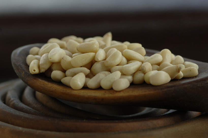 无人,横图,室内,特写,白天,正面,一堆,许多,阴影,堆叠,堆积,朦胧,模糊,反射,木制,影子,勺子,松子,松子仁,木制品,调羹,汤匙,摄影,影棚,堆,松仁,松籽仁,彩图,影棚拍摄,拍摄