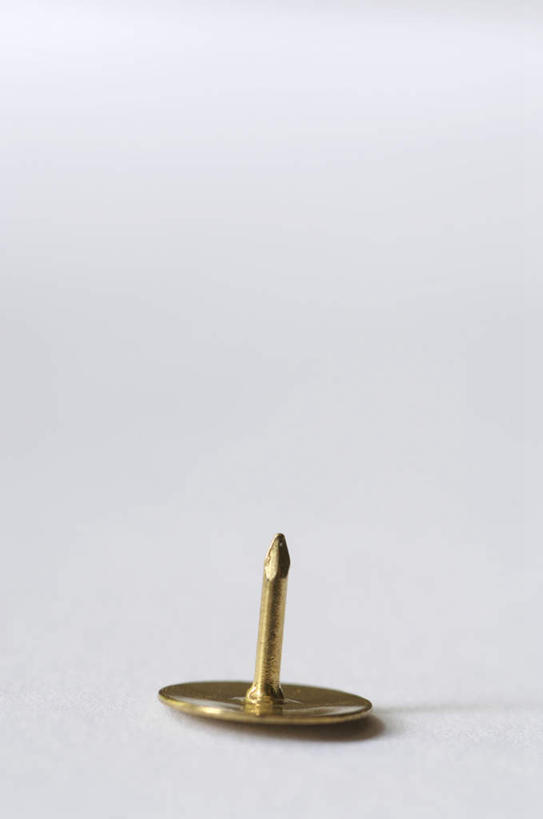 无人,竖图,室内,特写,白天,白色背景,正面,生活用品,静物,阴影,反射,影子,办公用品,文具,一个,学习用品,日用品,图钉,摄影,影棚,单个,文具用品,彩图,影棚拍摄,拍摄