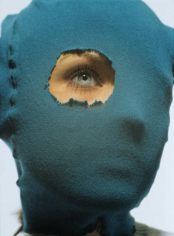 西方人,头,眼睛,一个人,站,竖图,室内,特写,白天,白色背景,正面,欧洲,欧洲人,仅一个年轻女性,仅一个女性,仅一个人,注视,蓝色,观察,看,站着,遮,摄影,影棚,观看,察看,遮挡,关注,头罩,遮盖,遮蔽,年轻女性,女人,女性,白种人,头部,站立,半身,彩图,影棚拍摄,拍摄