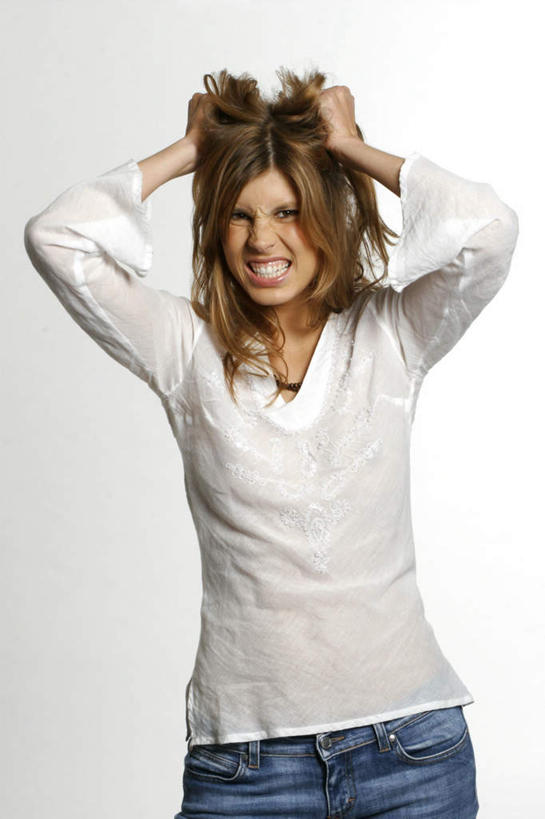 西方人,牙齿,头发,一个人,竖图,室内,白天,白色背景,正面,欧洲,欧洲人,仅一个年轻女性,仅一个女性,仅一个人,服装,生气,注视,休闲装,衣服,观察,看,休闲,休闲服,抓,愤怒,摄影,服饰,影棚,观看,恼怒,察看,愤慨,怒气,气愤,发怒,关注,怒火,情绪,脾气,忿怒,怨恨,强烈,气忿,愤恨,肝火,激动,年轻女性,女人,女性,白种人,齿,牙,牙龈,半身,彩图,影棚拍摄,拍摄