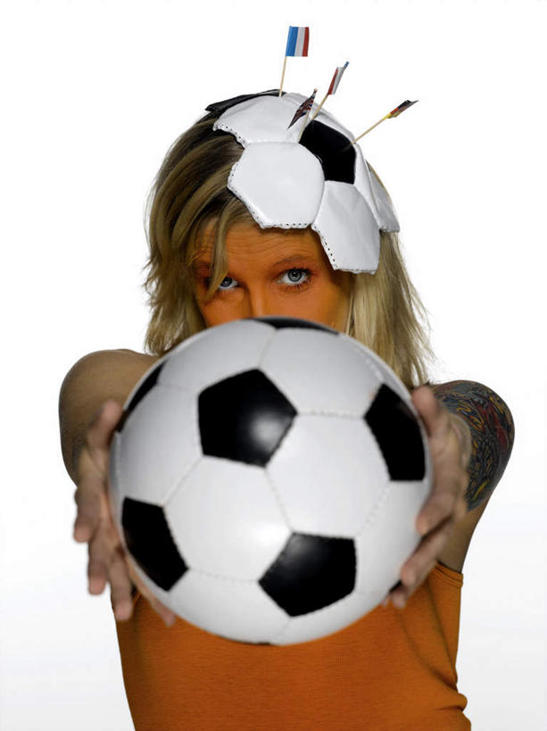 西方人,脸,头,脸颊,一个人,站,捧,竖图,室内,特写,白天,白色背景,正面,化妆,美容,锻炼,绘画,运动,旗帜,国旗,欧洲,欧洲人,仅一个年轻女性,仅一个女性,仅一个人,护肤,服装,艺术,彩绘,注视,休闲装,文化,衣服,英国国旗,观察,看,站着,保养,享受,休闲,休闲服,放松,保健,摄影,服饰,影棚,观看,察看,关注,人体彩绘,养颜,美观,纹身彩绘,体育,年轻女性,女人,女性,白种人,头部,脸部,脸蛋,面部,旗,端,端着,画画,捧着,手捧,站立,半身,彩图,影棚拍摄,健身,拍摄,荷兰国旗