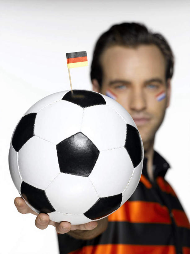 西方人,脸,头,脸颊,一个人,站,捧,竖图,室内,特写,白天,白色背景,正面,锻炼,运动,足球,旗帜,国旗,欧洲,欧洲人,仅一个男性,仅一个人,服装,朦胧,模糊,足球装备,注视,休闲装,运动器械,仅一个年轻男性,衣服,观察,看,站着,休闲,休闲服,健身器械,摄影,服饰,影棚,观看,察看,关注,健身器材,德国国旗,蹴鞠,体育,足球运动,男人,男性,年轻男性,白种人,头部,脸部,脸蛋,面部,旗,端,端着,捧着,手捧,站立,半身,彩图,影棚拍摄,健身,拍摄,荷兰国旗,运动器材