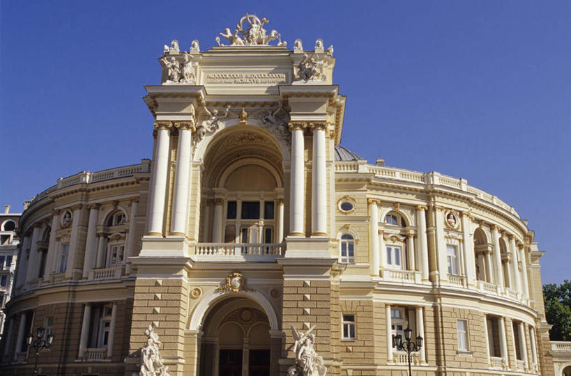 无人,家,横图,室外,白天,仰视,旅游,度假,植物,窗户,标志建筑,地标,建筑,剧院,雕塑,欧洲,乌克兰,一排,阴影,艺术,整齐,装饰,并列,并排,光线,雕刻,雕像,影子,房屋,墙,屋子,歌剧院,娱乐,建设,楼房,玻璃窗,墙壁,墙面,住宅,树,树木,排列,蓝色,绿色,蓝天,天空,阳光,自然,工艺品,天,享受,休闲,旅游胜地,放松,生长,晴朗,成长,纪念,美术,队列,主题,平行,陈列,东欧,万里无云,功能,美学,乌克兰共和国,敖德萨,敖德萨州,晴空,晴空万里,彩图,低角度拍摄,房子,剧场