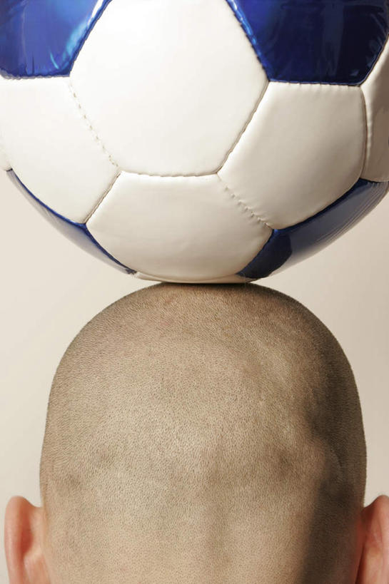 西方人,脸,头,脸颊,秃头,一个人,竖图,室内,特写,白天,足球,欧洲,欧洲人,仅一个男性,仅一个人,足球装备,顶,运动器械,仅一个年轻男性,背面,健身器械,摄影,影棚,健身器材,蹴鞠,足球运动,男人,男性,年轻男性,白种人,头部,光头,无发,脸部,脸蛋,面部,半身,彩图,影棚拍摄,拍摄,运动器材