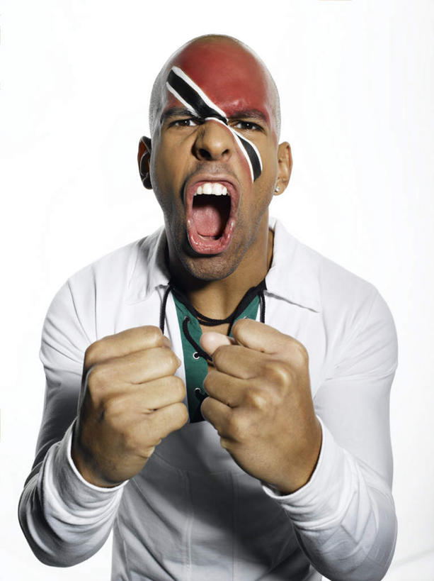 西方人,一个人,站,竖图,室内,白天,白色背景,正面,化妆,美容,欧洲,非洲,黑人,欧洲人,仅一个男性,仅一个人,护肤,服装,欢呼,艺术,彩绘,注视,休闲装,文化,仅一个年轻男性,衣服,观察,看,站着,张嘴,保养,享受,休闲,休闲服,放松,保健,摄影,服饰,影棚,观看,察看,喝彩,关注,张大嘴巴,人体彩绘,养颜,美观,纹身彩绘,男人,男性,年轻男性,非洲人,张开嘴,站立,半身,彩图,影棚拍摄,拍摄