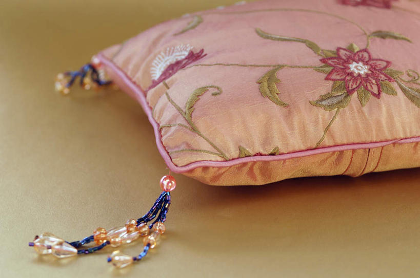 无人,横图,俯视,室内,特写,白天,靠垫,桌面,桌子,静物,吊挂,悬挂,阴影,花纹,装饰,反射,木制,影子,珠子,靠枕,挂,木制品,抱枕,枕头,摄影,影棚,华丽,修饰,点缀,衬托,美观,雅致,雅观,彩图,高角度拍摄,影棚拍摄,拍摄