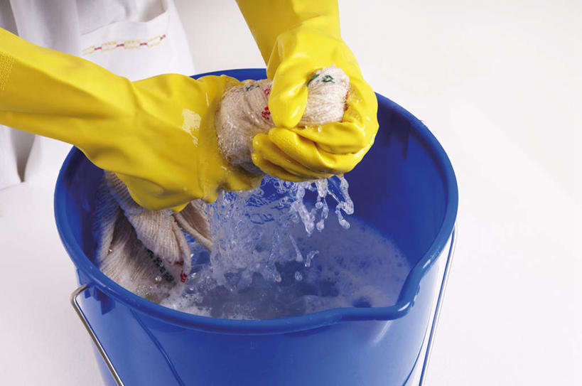 西方人,一个人,站,横图,俯视,室内,特写,白天,白色背景,工作服,制服,安全,纺织品,欧洲,欧洲人,仅一个女性,仅一个人,握,布,水桶,桶,防护,织物,挤,拿,拿着,抹布,黄色,蓝色,容器,手套,站着,握着,摄影,仅一个老年女性,影棚,储藏,保护,布匹,储存,保险,保全,周全,安稳,安定,防护手套,工作制服,卡其布,平安,老年女性,女人,女性,白种人,站立,半身,彩图,高角度拍摄,影棚拍摄,工作套服,拍摄,贮存