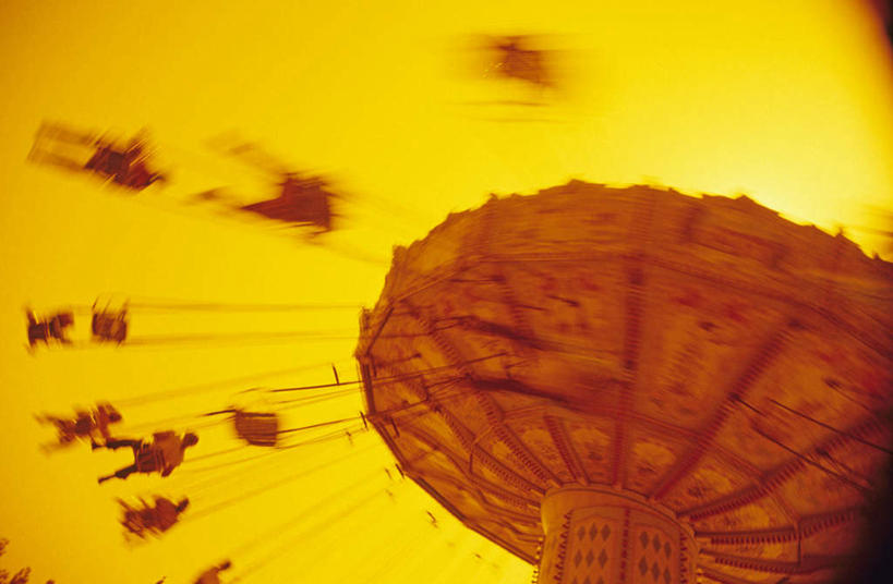 西方人,坐,横图,室外,白天,仰视,度假,美景,城市风光,城市,欧洲,欧洲人,服装,朦胧,模糊,景观,许多人,注视,休闲装,娱乐,衣服,观察,看,一群人,享受,休闲,休闲服,景色,放松,服饰,游乐设施,旋转飞椅,观看,察看,关注,飓风飞椅,旋转秋千,老年女性,女人,女性,白种人,坐着,彩图,低角度拍摄,全身