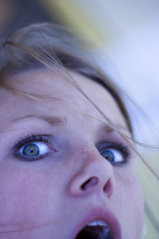 西方人,脸,头,眼睛,嘴,脸颊,眉毛,睫毛,一个人,竖图,室内,特写,白天,正面,欧洲,欧洲人,瞳孔,仅一个年轻女性,仅一个女性,仅一个人,朦胧,模糊,张嘴,眼部,害怕,胆怯,张大嘴巴,畏惧,年轻女性,女人,女性,白种人,头部,睫,口,口腔,脸部,脸蛋,眉,面部,眼,眼睫毛,眼眉,嘴巴,嘴唇,张开嘴,半身,彩图,眼眉毛