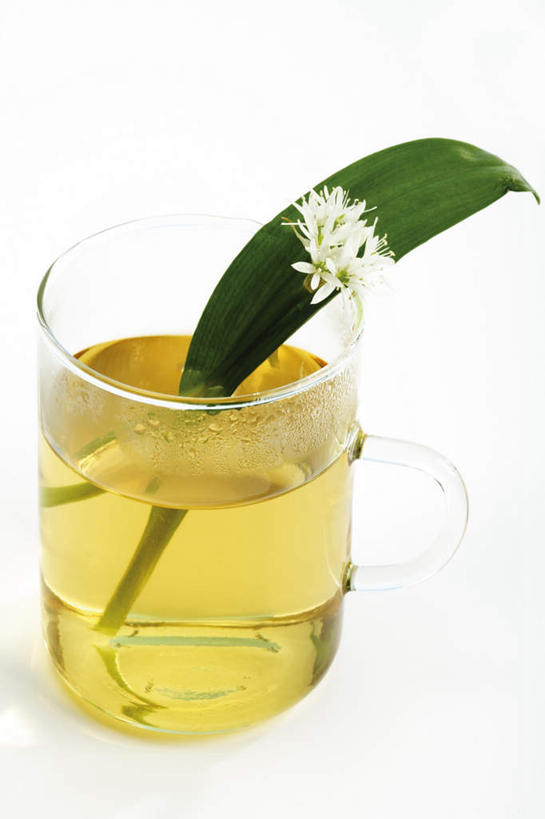 无人,竖图,俯视,室内,特写,白天,白色背景,幸福,茶,桌面,桌子,杯子,叶子,盛开,木制,茶叶,绿叶,饮品,花蕾,娱乐,玻璃制品,花,花瓣,花朵,鲜花,一个,木制品,水杯,花茶,花苞,花蕊,享受,休闲,温馨,嫩叶,放松,乐趣,保健,养生,摄影,影棚,单个,花草茶,舒适,熊葱,香花茶,香片,熏花茶,林地蒜,野蒜菜,叶,叶片,玻璃杯,彩图,高角度拍摄,影棚拍摄,拍摄