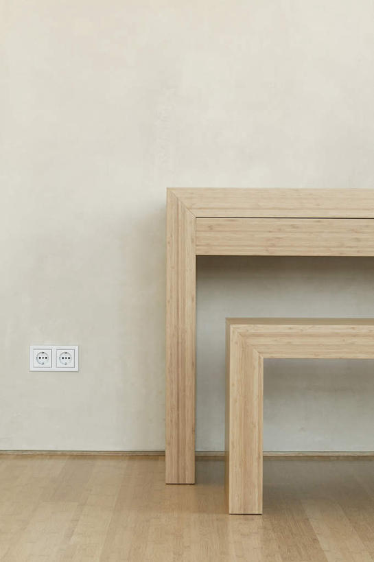 无人,竖图,室内,白天,正面,地板,木制,板凳,电器,凳子,墙,插座,地面,木地板,墙壁,墙面,木制品,家用电器,插线板,拖线板,电源转换器,排插,彩图