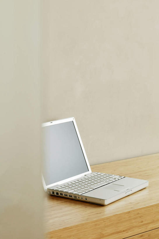 无人,竖图,俯视,室内,白天,电脑,笔记本电脑,网络,木制,板凳,凳子,墙,通讯设备,墙壁,墙面,木制品,无线,通信设备,无线网络,无线上网,便携式电脑,手提电脑,彩图,高角度拍摄